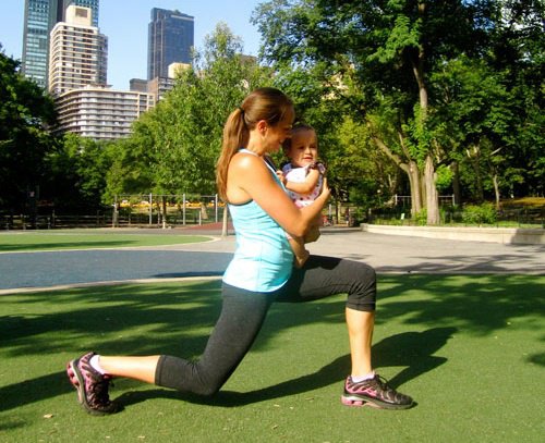 Bồng con trên tay Phạm Hương, Chúng Huyền Thanh vẫn vô tư luyện tập thể dục - 10