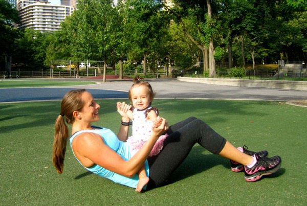 Bồng con trên tay Phạm Hương, Chúng Huyền Thanh vẫn vô tư luyện tập thể dục - 9