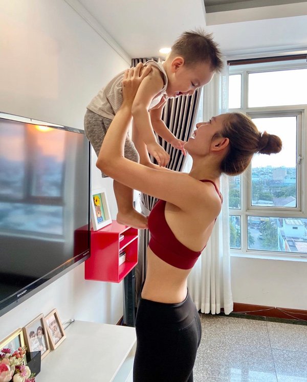 Bồng con trên tay Phạm Hương, Chúng Huyền Thanh vẫn vô tư luyện tập thể dục - 4