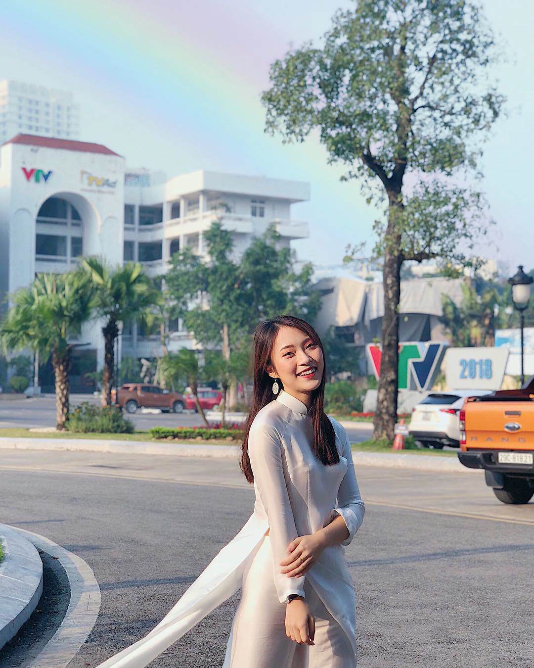 nu mc tre nhat vtv: so huu lan da trang hong, nu cuoi toa nang day me hoac - 1