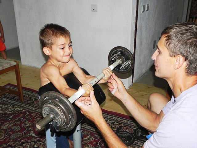 Bé trai 9 tuổi gây bão vì amp;#34;mặt học sinh, thân hình phụ huynhamp;#34; 5 năm trước giờ ra sao? - 3