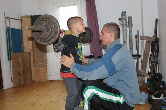 Bé trai 9 tuổi gây bão vì amp;#34;mặt học sinh, thân hình phụ huynhamp;#34; 5 năm trước giờ ra sao? - 4