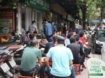 Nhịp sống Hà Nội trở lại: Quán ăn ngồi tràn ra vỉa hè dù có khuyến cáo giãn cách 2m