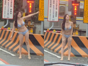 Tin tức - Cô gái mặc độc bikini đứng vẫy xe khoe ngực "cả mét", tài xế đi đường bất bình