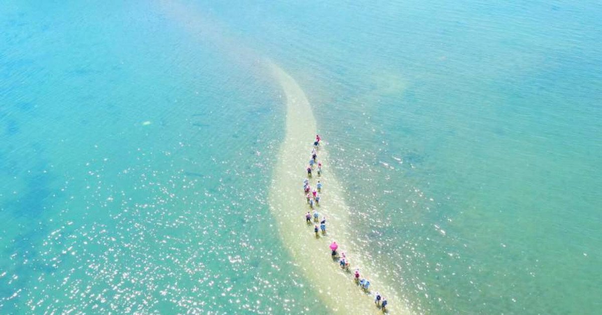 Con đường đi bộ giữa biển Phú Yên