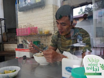 Quán ăn, kinh doanh hè phố mở cửa trở lại: Ngồi cách xa, không nói chuyện to phòng dịch COVID-19