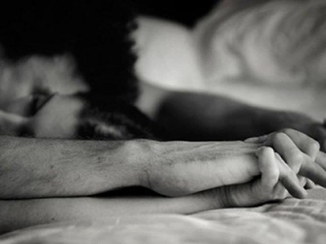 Được bố cho điện thoại cũ, con gái sốc không nói nên lời khi xem album ảnh