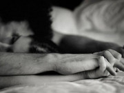 Tin tức - Được bố cho điện thoại cũ, con gái sốc không nói nên lời khi xem album ảnh