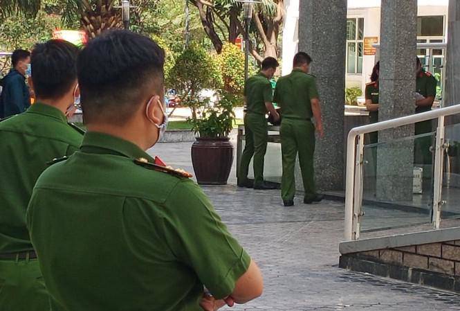 Vụ TS Bùi Quang Tín rơi lầu tử vong: Thực nghiệm điều tra, cảnh sát amp;#34;đóng giảamp;#34; nạn nhân - 1