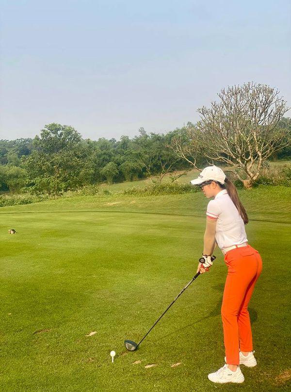 chi dien do the thao ra san golf, quynh nga cung khoe duoc vong 3 nay no - 1