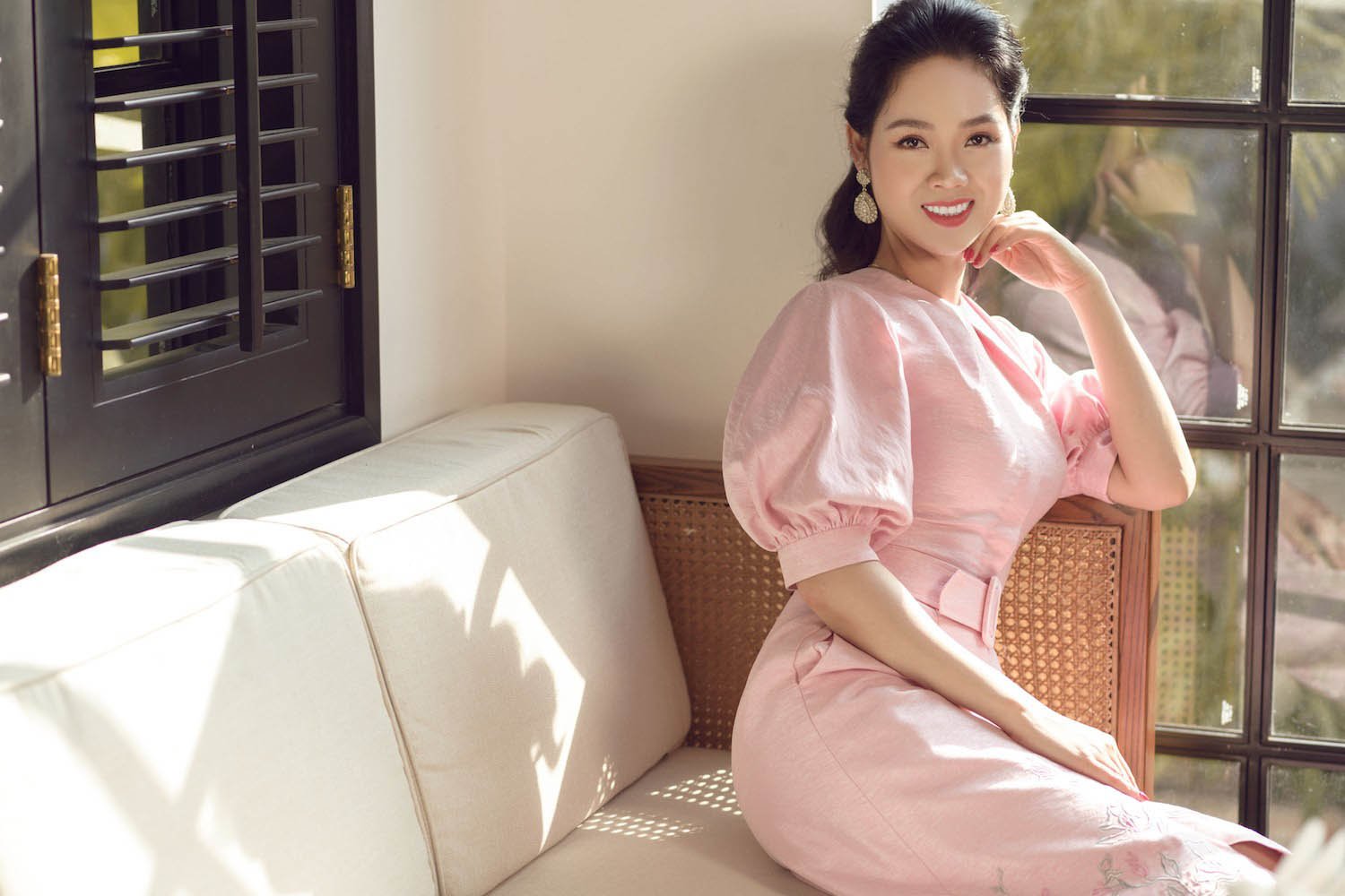 Cuộc sống xa rời hào quang của Hoa hậu Việt Nam từng vướng scandal amp;#34;bắt cócamp;#34; khi học lớp 12 - 16