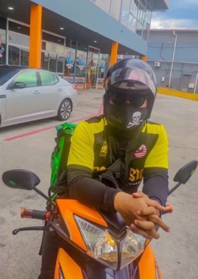 Tận tâm đi giao bánh giữa trời mưa bão, anh shipper nghẹn ngào khi mở chiếc phong bì khách đưa - 1