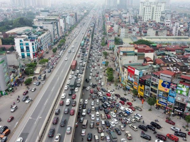 Ngao ngán cảnh ùn ứ kéo dài hàng cây số ở cửa ngõ thủ đô sáng 30/4