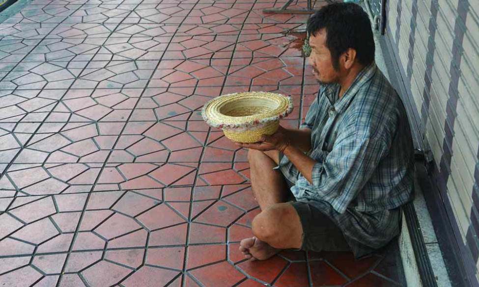 Quý cô sang trọng kéo lão ăn xin vào quán ăn, cảnh sát rưng rưng vì một điều kỳ diệu - 1