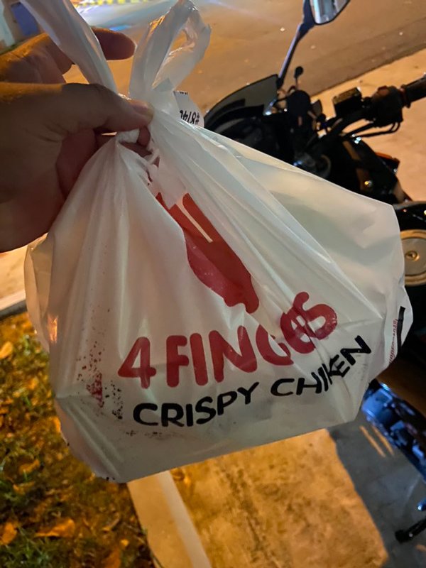 Đi giao đồ ăn đêm, anh shipper xúc động khi đọc tin nhắn và nhận món quà của khách - 2