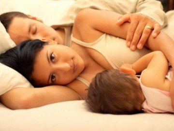 Đang cho con bú, vợ vô tư gần gũi chồng, vài tháng sau đi khám thì “ngã ngửa”