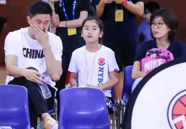 Bố cao 2m29, mẹ cao 1m91, chiều cao của con gái gây kinh ngạc ở tuổi lên 10 - 3