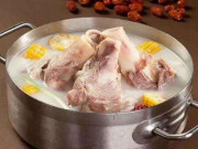 Bếp Eva - Rửa xương bằng nước nóng hay lạnh trước khi hầm để nước trong và đây là mẹo của đầu bếp