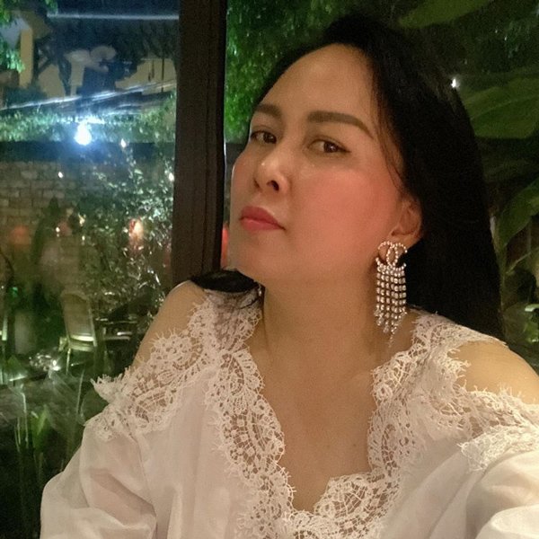 khoe 9 doi bong tai quy hiem moi mua, phuong chanel duoc instagram nuoc ngoai nhac ten - 17