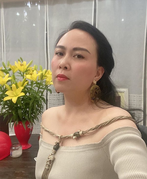 khoe 9 doi bong tai quy hiem moi mua, phuong chanel duoc instagram nuoc ngoai nhac ten - 11