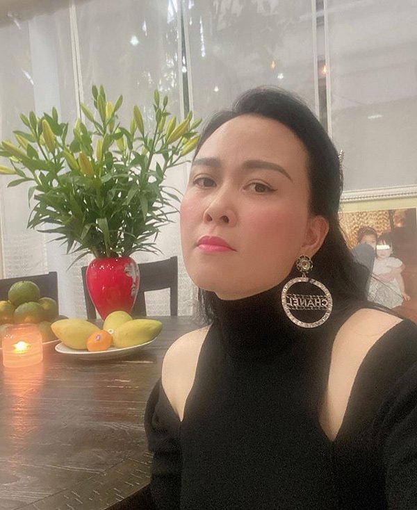 khoe 9 doi bong tai quy hiem moi mua, phuong chanel duoc instagram nuoc ngoai nhac ten - 12