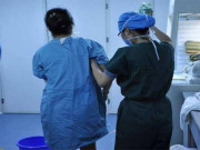 Mẹ U50 làm “chuyện ấy” với tình trẻ ngay trong phòng phụ sản chỉ 2 giờ sau sinh