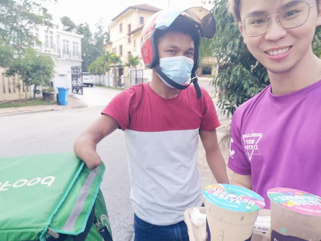 Xuống nhà lấy đồ ăn, chàng trai kinh ngạc đến mức không nói nên lời khi nhìn thấy anh shipper - 1