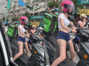 Tin tức - Nữ shipper mặc đồ xẻ trên hở dưới đi giao hàng, người đi đường choáng váng