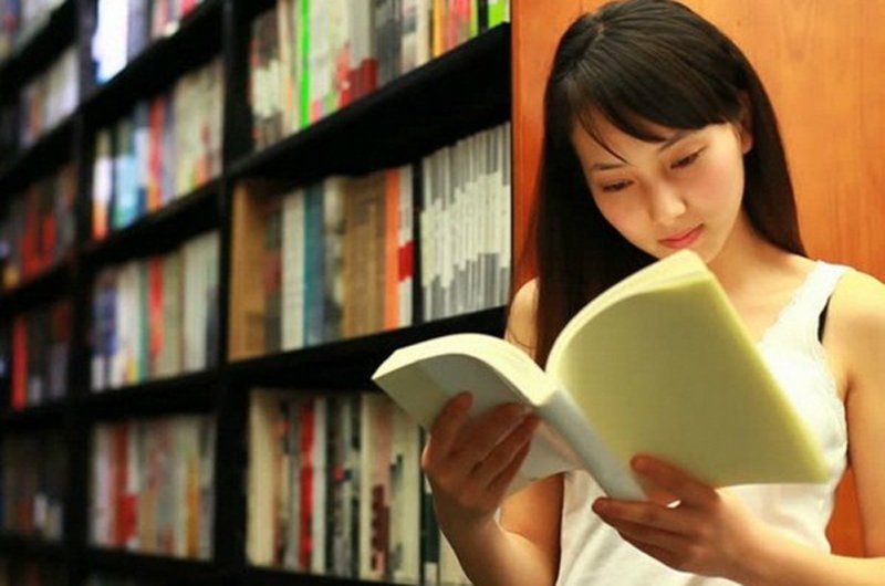 Ngoài ra đọc nhiều sách, tương tác với nhiều người, cũng có thể kích thích đại não.
