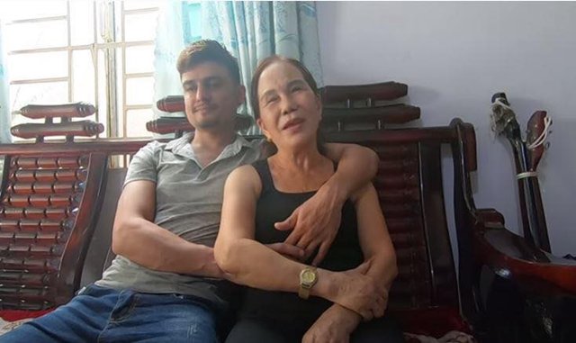 Tin tức 24h: Thổ lộ đầy bất ngờ của cô dâu 65 tuổi lấy chồng ngoại quốc kém 41 tuổi - 1