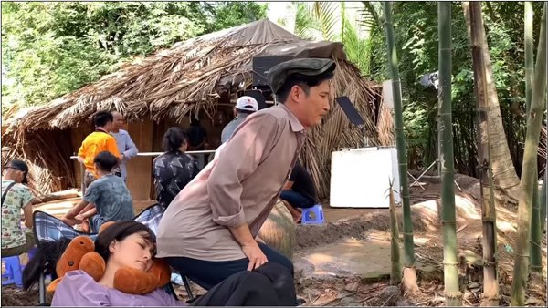 Huy Khánh amp;#34;chơi xấuamp;#34; đồng nghiệp, xì hơi thẳng mặt Ngọc Lan giữa phim trường - 1