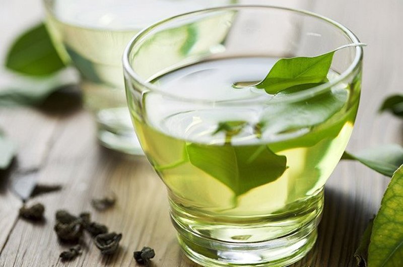 Trà xanh là loại nước uống quen thuộc với nhiều người. Mỗi ngày uống 4 - 5 tách trà khoảng (800 - 1.000ml) có thể giúp cơ thể giải nhiệt, giải độc, phòng ngừa một số bệnh như tăng huyết áp, xơ vữa động mạch... 
