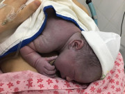 Làm mẹ - Mẹ Hà Nội hối hận kể về "nụ hôn cửa bệnh viện" khiến con rơi vào tình trạng khẩn cấp