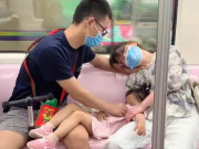 Yêu con - Bố lấy tay đỡ cho vợ và con ngủ trên chuyến tàu, ai nhìn cũng xuýt xoa