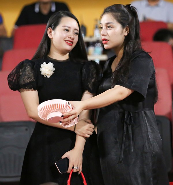Nhìn ngắm loạt nhan sắc các bà bầu của hội cầu thủ Việt Nam: Thời còn son toàn hoa khôi, làm "mẹ ỏng" càng xuất sắc - ảnh 5