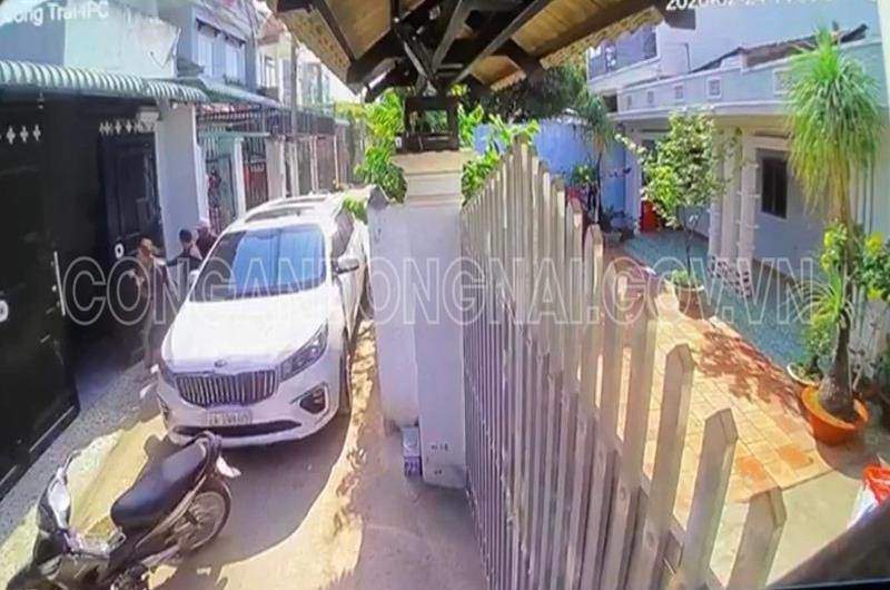 Tin tức 24h: Vợ giám đốc cùng con dâu bắt cóc tình trẻ của chồng để đánh ghen, làm nhục - 1