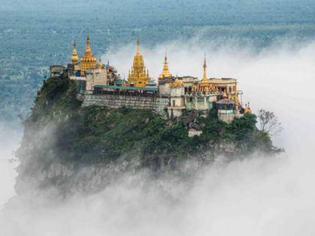 Leo 777 bước để tới tu viện dát vàng trên núi ở Myanmar