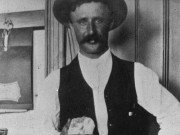 Xem ăn chơi - Người đàn ông vô tình đạp trúng viên đá 50.000 tỷ