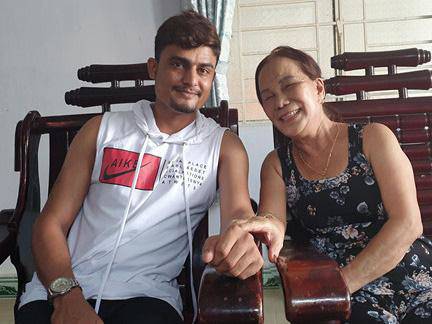 Cô dâu 65 tuổi lấy chồng kém 41 tuổi: Hàng xóm, dư luận phản ứng gay gắt - 1