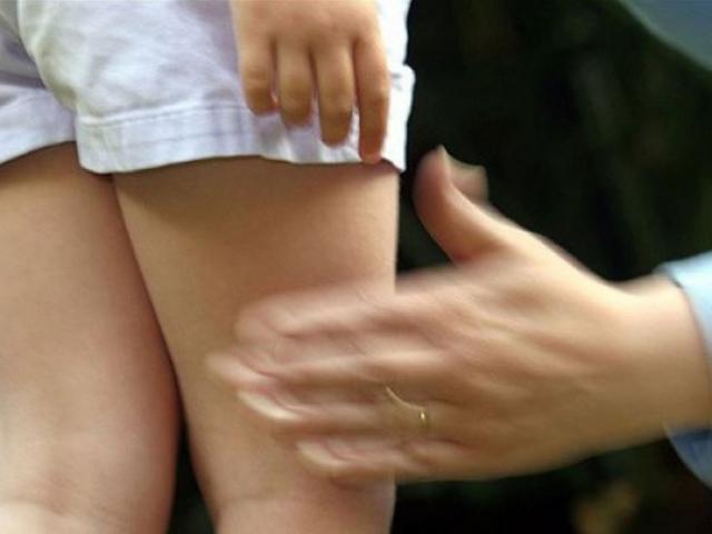 Tin tức 24h: Đánh tráo người đi khám trinh, bố đẻ giúp thủ phạm hiếp dâm con gái thoát tội