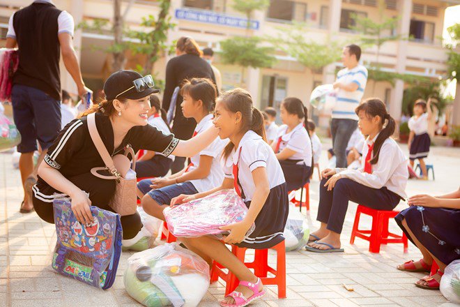 Lily Chen rơi nước mắt nhớ lại tuổi thơ bất hạnh khi trao quà cho học sinh nghèo - 3