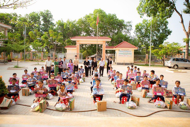Lily Chen rơi nước mắt nhớ lại tuổi thơ bất hạnh khi trao quà cho học sinh nghèo - 4
