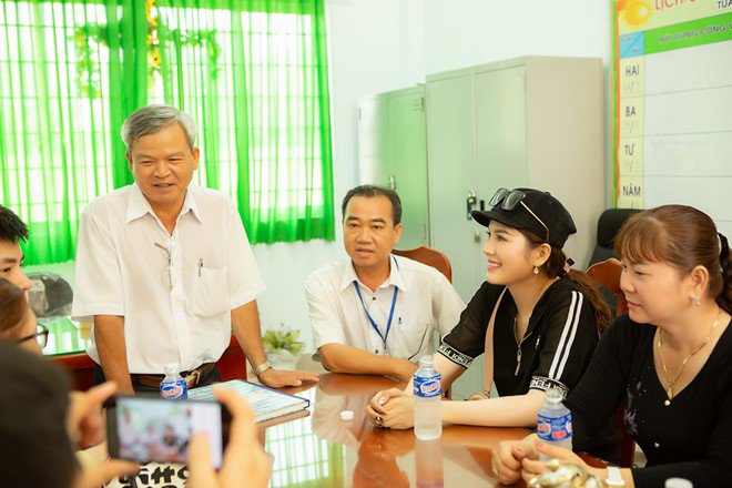 Lily Chen rơi nước mắt nhớ lại tuổi thơ bất hạnh khi trao quà cho học sinh nghèo - 10