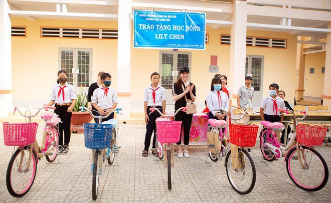 Lily Chen rơi nước mắt nhớ lại tuổi thơ bất hạnh khi trao quà cho học sinh nghèo - 5
