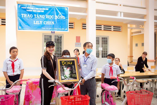 Lily Chen rơi nước mắt nhớ lại tuổi thơ bất hạnh khi trao quà cho học sinh nghèo - 1