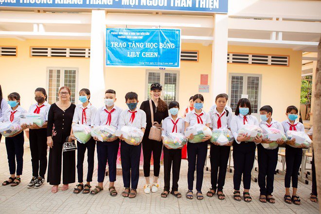 Lily Chen rơi nước mắt nhớ lại tuổi thơ bất hạnh khi trao quà cho học sinh nghèo - 7