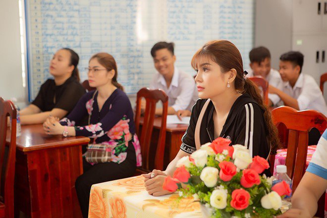 Lily Chen rơi nước mắt nhớ lại tuổi thơ bất hạnh khi trao quà cho học sinh nghèo - 9