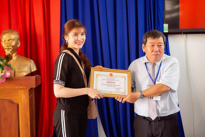 Lily Chen rơi nước mắt nhớ lại tuổi thơ bất hạnh khi trao quà cho học sinh nghèo - 8