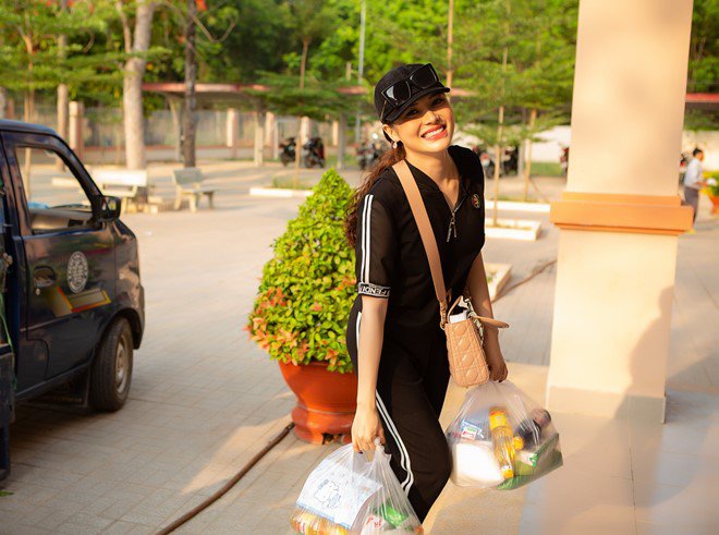 Lily Chen rơi nước mắt nhớ lại tuổi thơ bất hạnh khi trao quà cho học sinh nghèo - 6