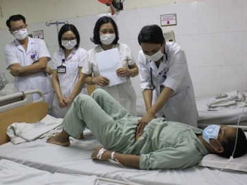 Thiếu máu đến kiệt sức, đến viện bác sĩ phát hiện loại giun hút máu bám đầy trong cơ thể